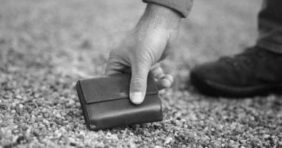 تفسير حلم محفظة النقود.. وفرة فى المال ولا فقدان أمان؟