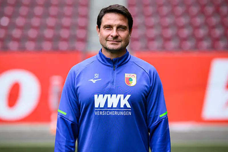 تقارير: مدرب أوجسبورج يفسخ تعاقده للإنضمام إلى جهاز توروب في الأهلي