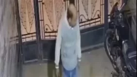 حرامي الباب قفل عليه.. الأمن يفحص مقطع فيديو لشخص يسرق دراجة نارية من داخل منزل في الخصوص