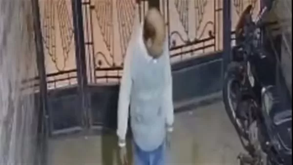 حرامي الباب قفل عليه.. الأمن يفحص مقطع فيديو منتشر لشخص يقوم بسرقة دراجة نارية من داخل منزل في الخصوص.