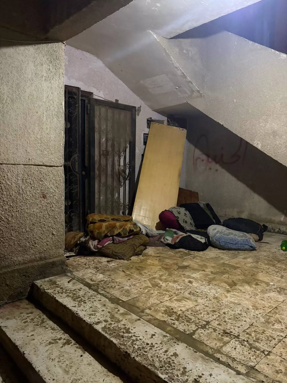 إنقاذ شخص مضطرب نفسياً من إنهاء حياته بعد إشعال النار في شقته في 15 مايو. 2 إنقاذ شخص مضطرب نفسياً من إنهاء حياته بعد إشعال النار في شقته في 15 مايو.