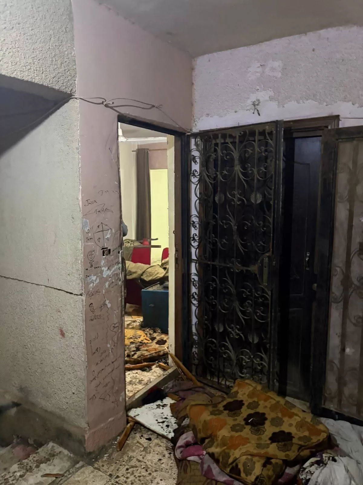 إنقاذ شخص مضطرب نفسياً من إنهاء حياته بعد إشعال النار في شقته في 15 مايو. 1 إنقاذ شخص مضطرب نفسياً من إنهاء حياته بعد إشعال النار في شقته في 15 مايو.